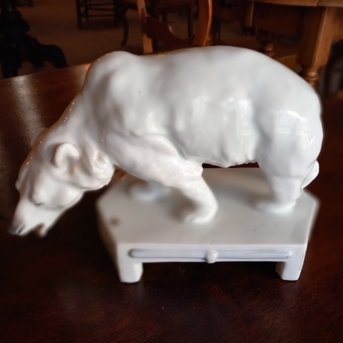 "Ours polaire au cirque", porcelaine de Volkstedt, signée  KARL  ENS.-photo-4