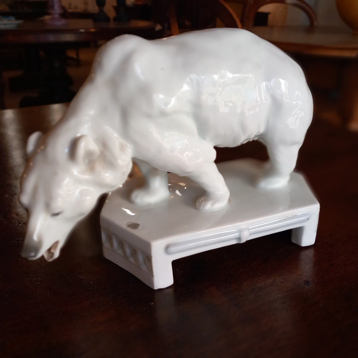 "Ours polaire au cirque", porcelaine de Volkstedt, signée  KARL  ENS.