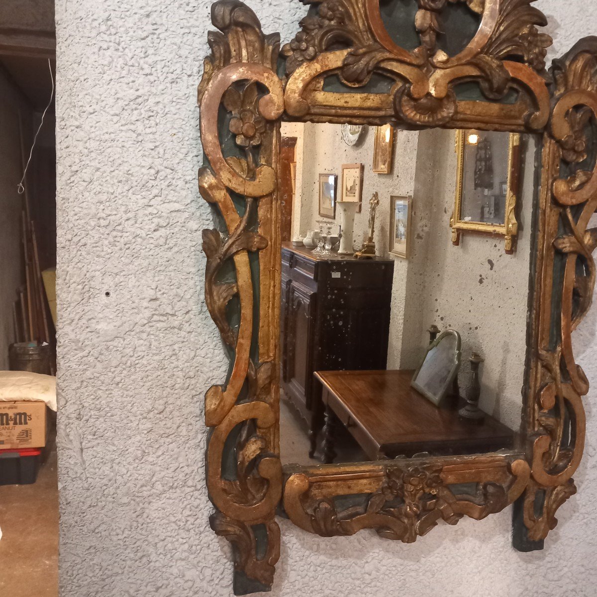 Grand miroir en bois sculpté, doré et peint. Italie 18ème.-photo-2