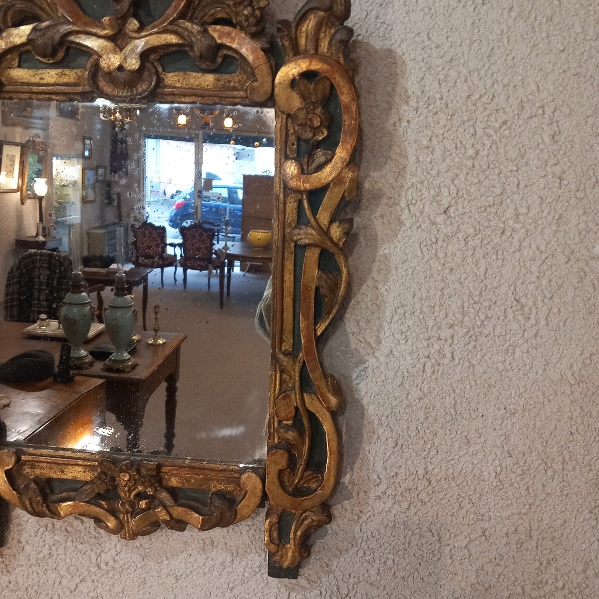 Grand miroir en bois sculpté, doré et peint. Italie 18ème.-photo-3