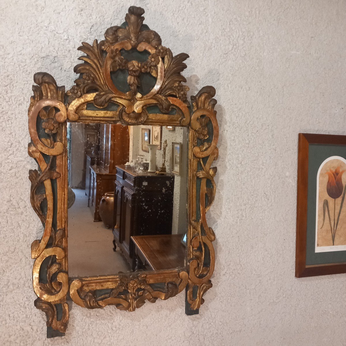 Grand miroir en bois sculpté, doré et peint. Italie 18ème.