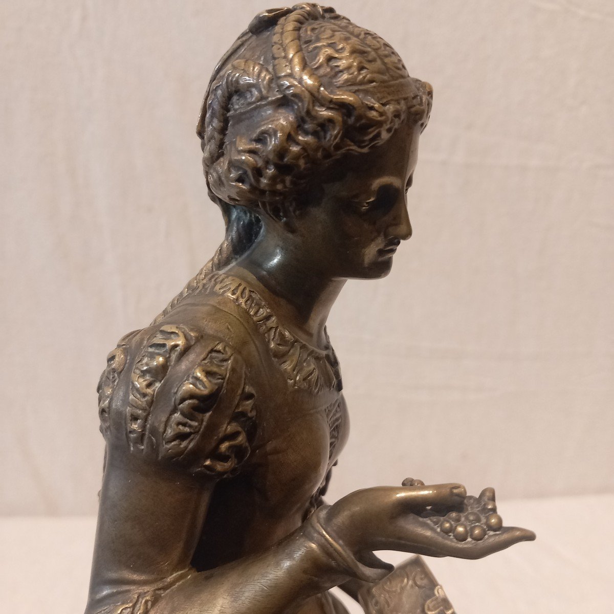 Charmant sujet, bronze à patine double:  jeune élégante de la Renaissance, admirant ses bijoux.-photo-6
