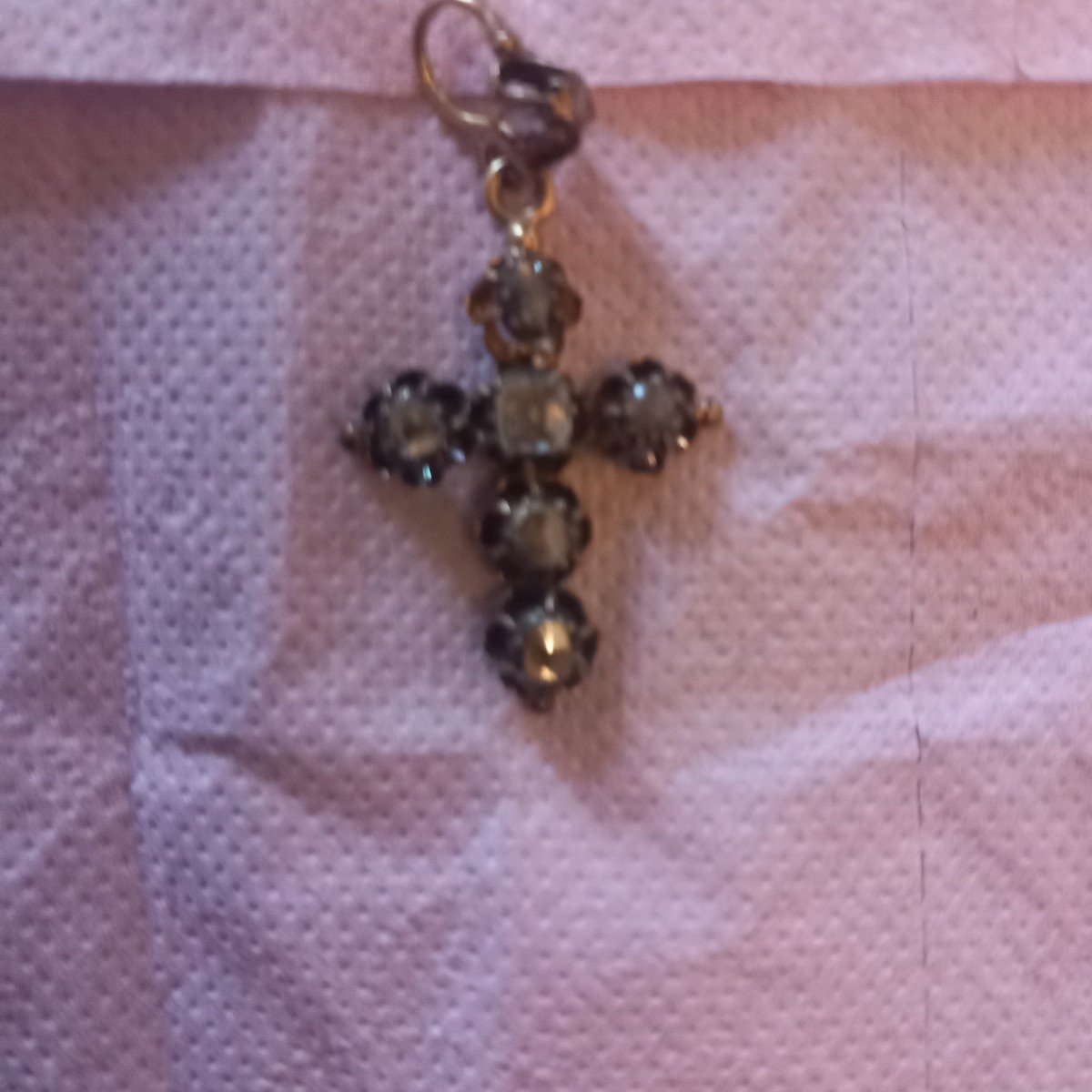 Charmante petite croix pendentif en or et diamants. Epoque fin 19ème.-photo-3