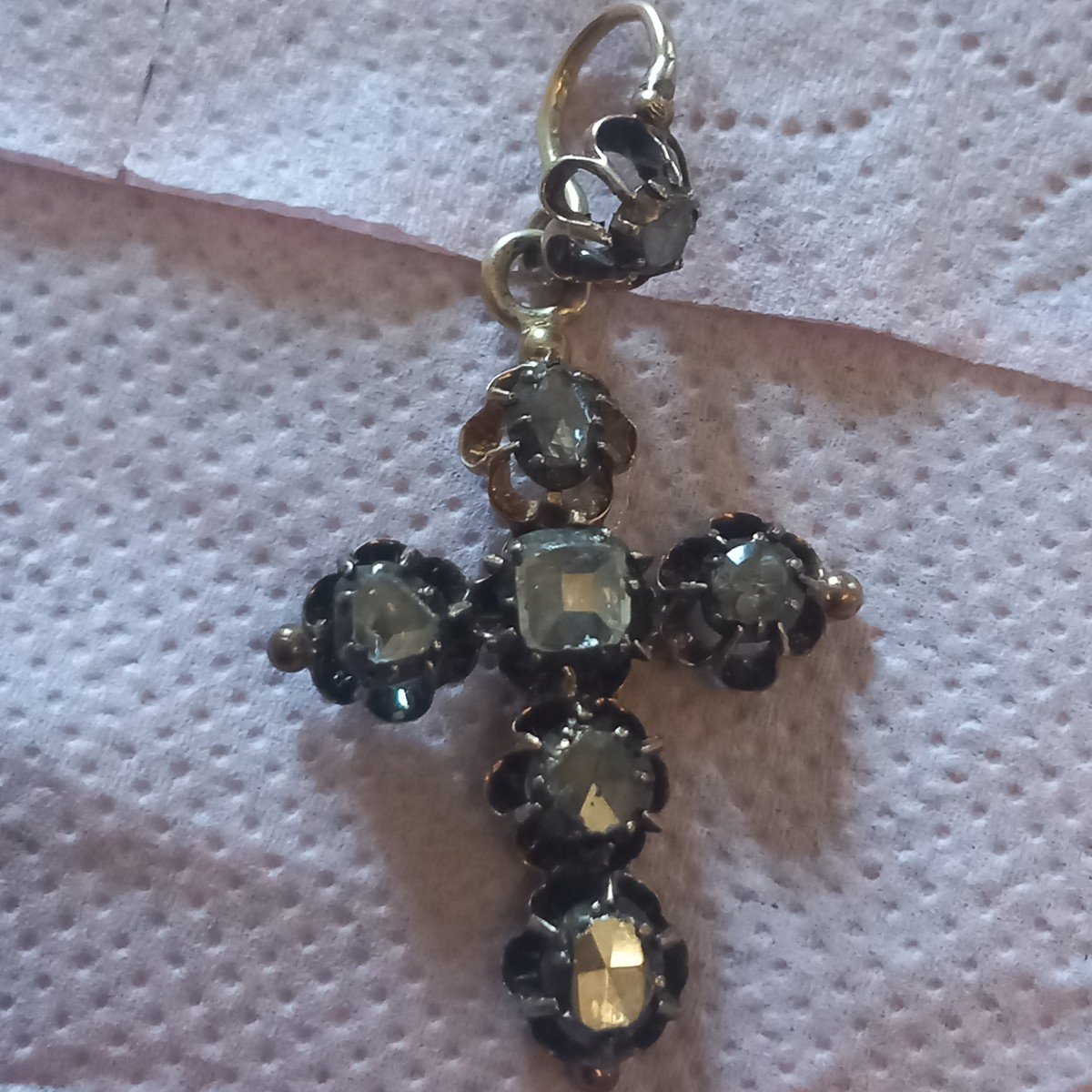 Charmante petite croix pendentif en or et diamants. Epoque fin 19ème.