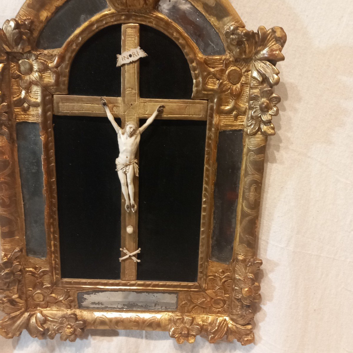 Christ en ivoire dans son cadre en bois sculpté et doré, dit "fond de lit".-photo-4