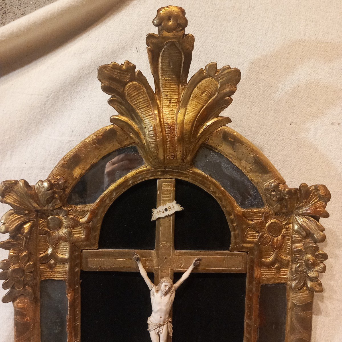 Christ en ivoire dans son cadre en bois sculpté et doré, dit "fond de lit".-photo-1