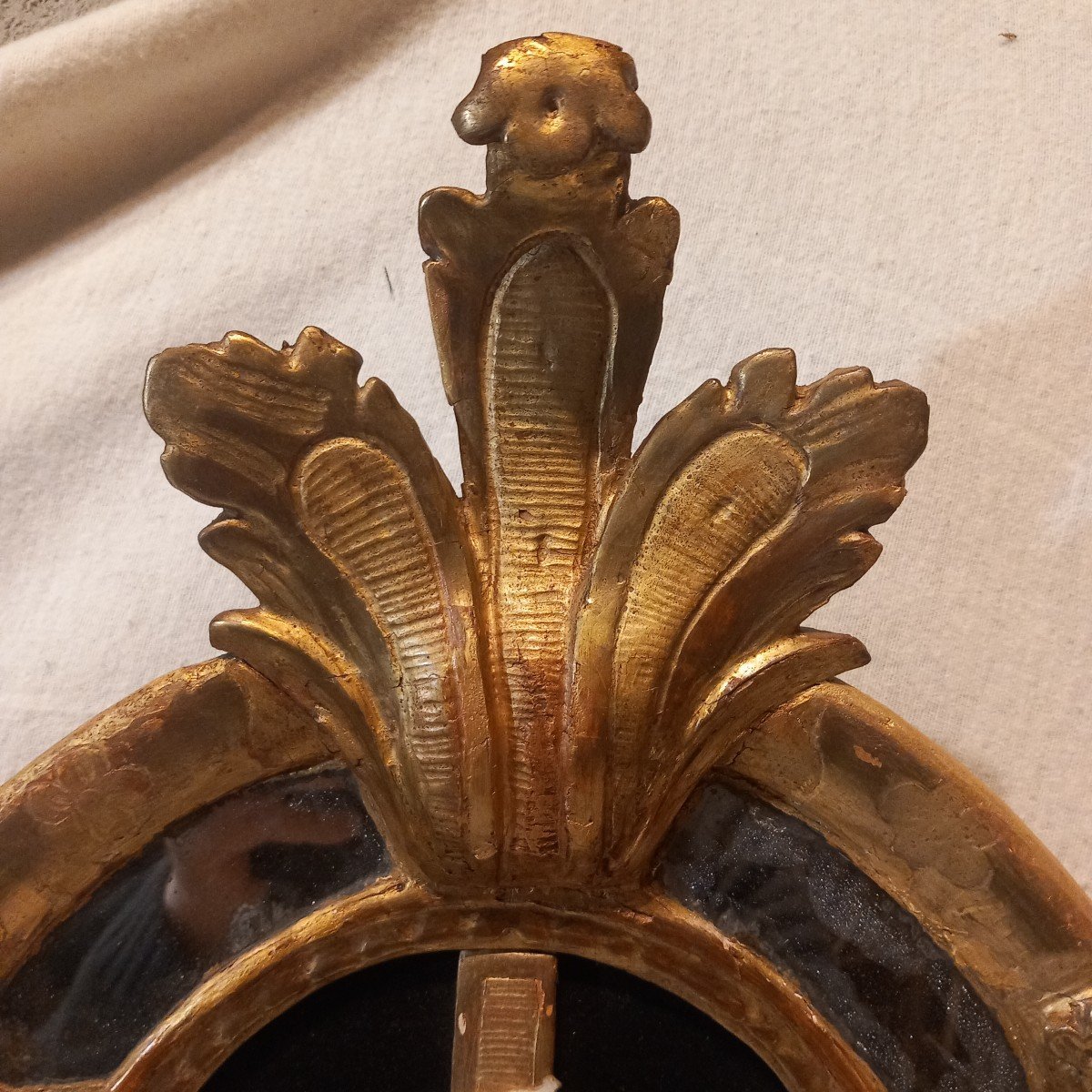 Christ en ivoire dans son cadre en bois sculpté et doré, dit "fond de lit".-photo-4