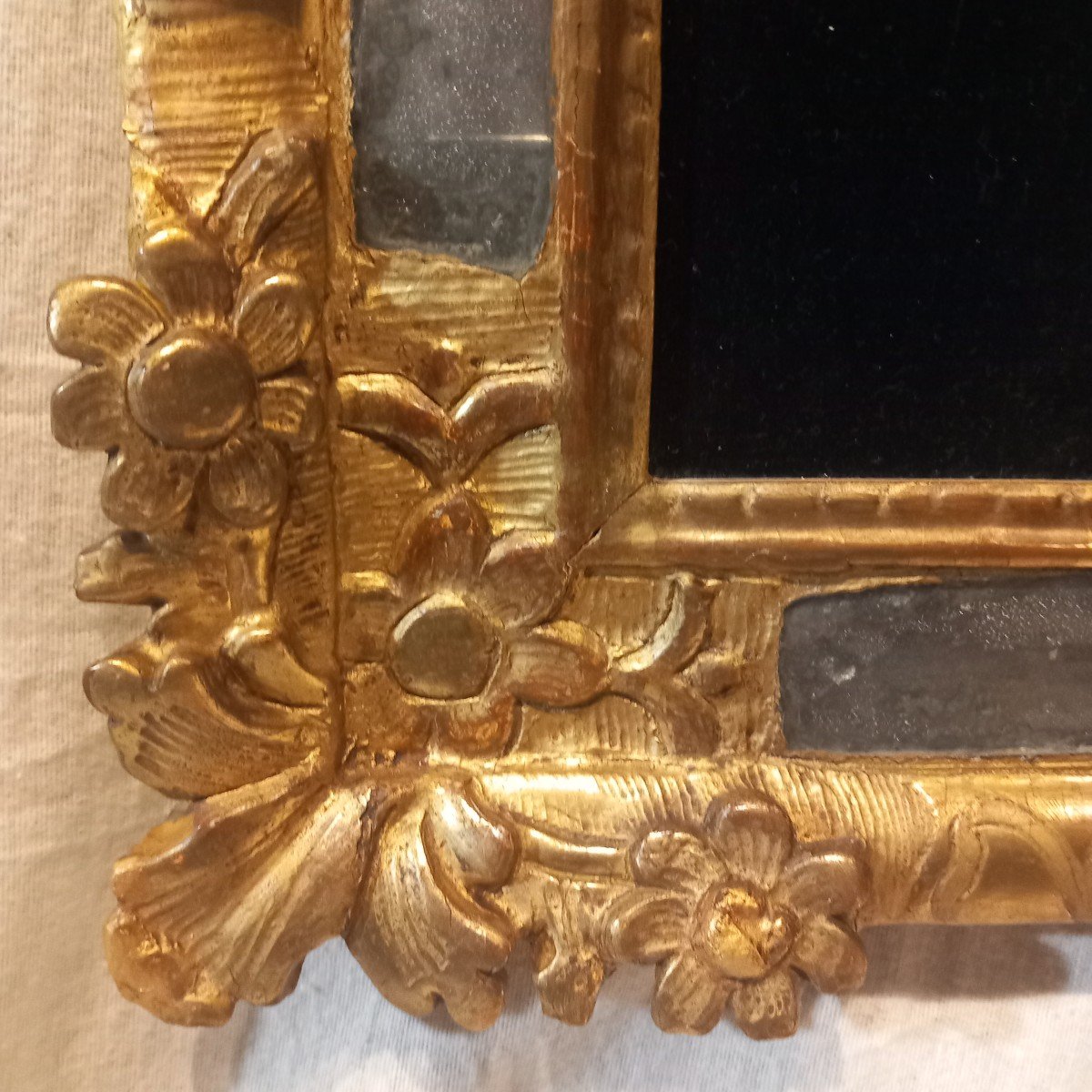 Christ en ivoire dans son cadre en bois sculpté et doré, dit "fond de lit".-photo-5