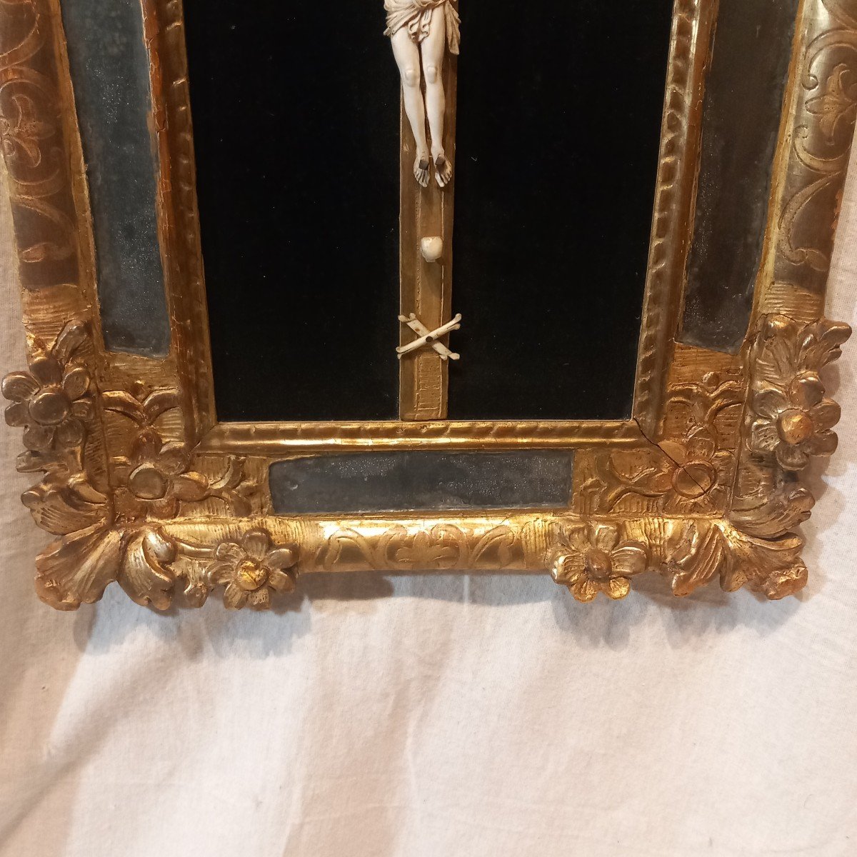 Christ en ivoire dans son cadre en bois sculpté et doré, dit "fond de lit".-photo-7