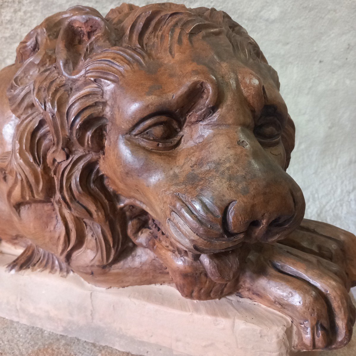 Grand sujet en terre cuite "Lion au repos", époque 19ème.-photo-1