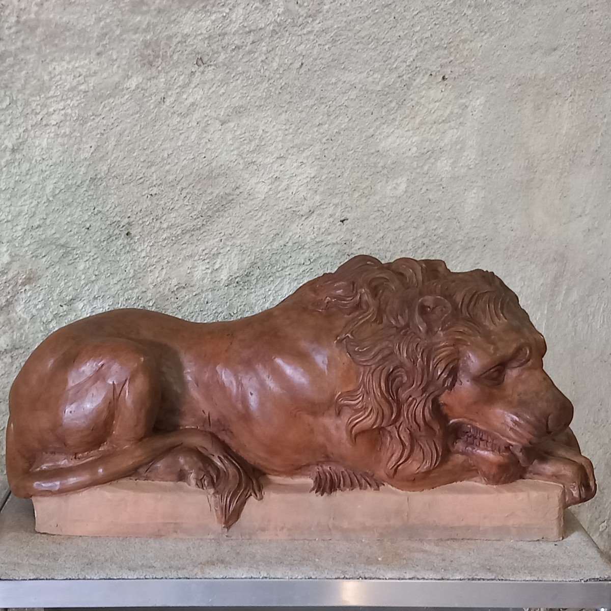 Grand sujet en terre cuite "Lion au repos", époque 19ème.