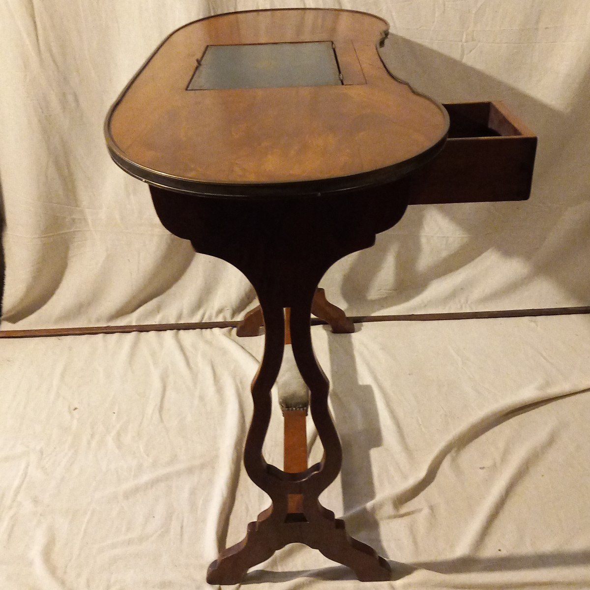 "kidney" Desk, In Blond Mahogany, Mid-19th Century.-photo-3