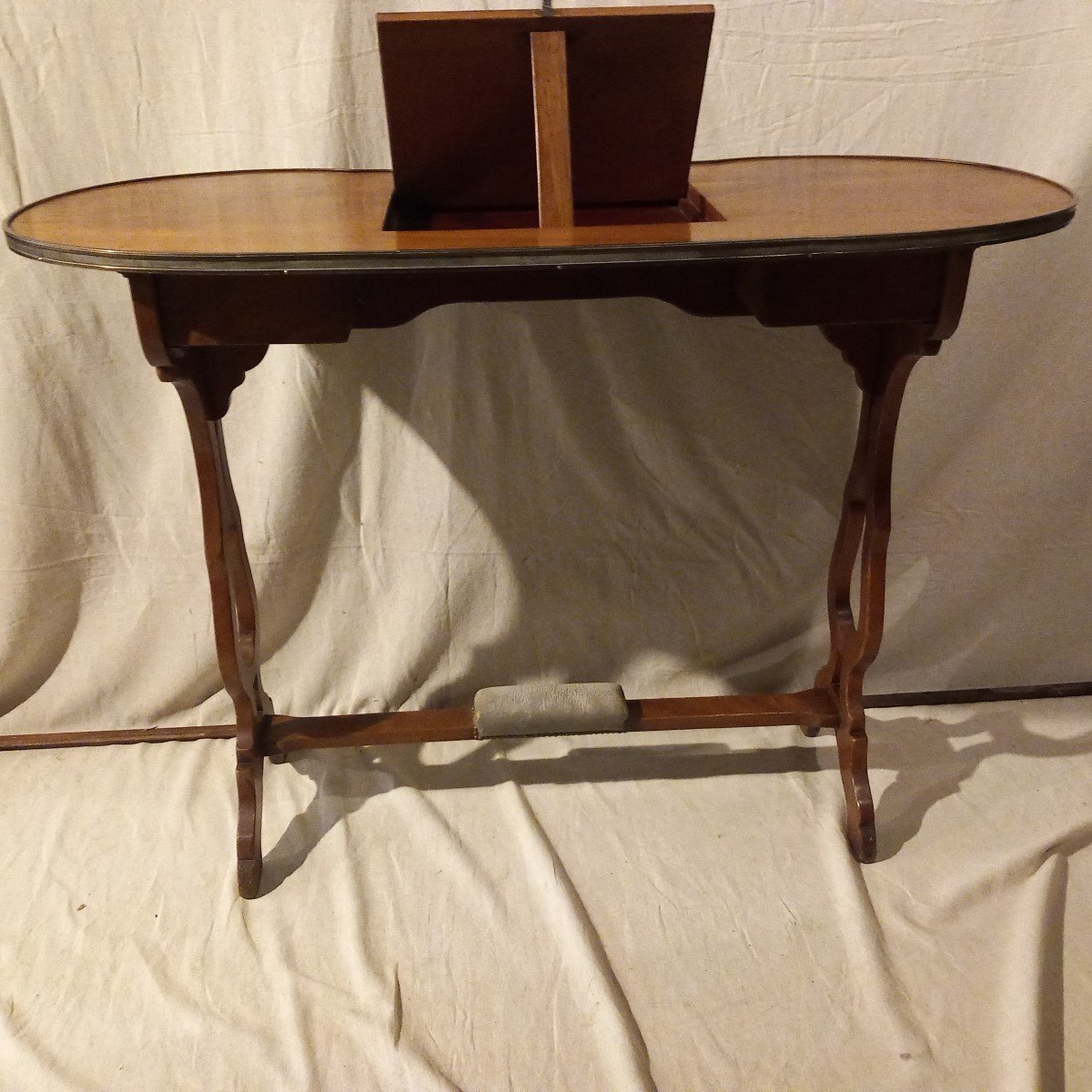 "kidney" Desk, In Blond Mahogany, Mid-19th Century.-photo-1