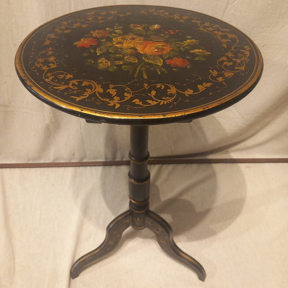 Guéridon d'époque Napoléon III, bois laqué et burgauté.