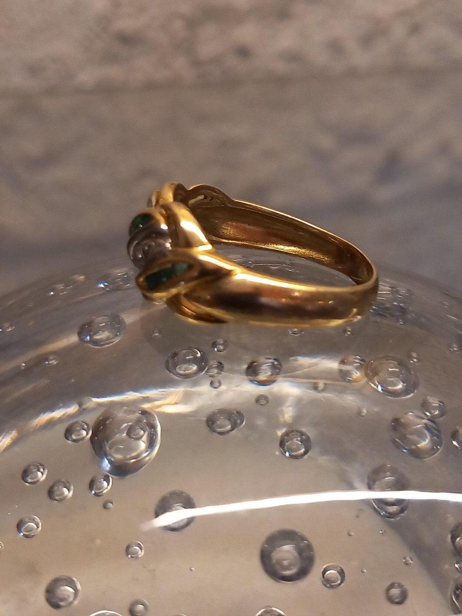 Jolie bague "jonc", en or jaune et blanc, sertie de 'calibrés' émeraude et diamant.-photo-3
