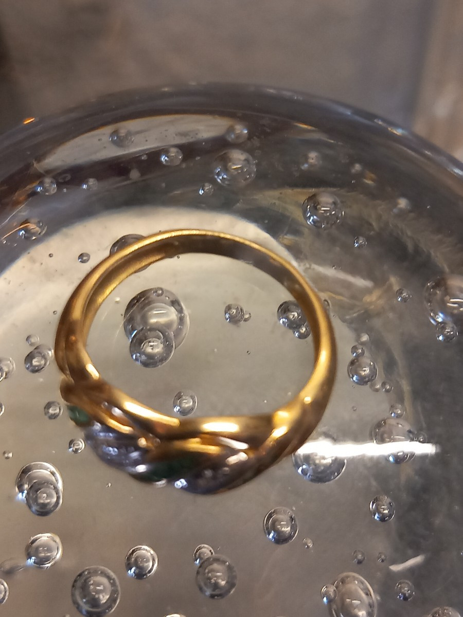 Jolie bague "jonc", en or jaune et blanc, sertie de 'calibrés' émeraude et diamant.-photo-3