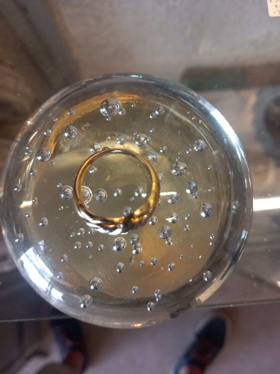 Jolie bague "jonc", en or jaune et blanc, sertie de 'calibrés' émeraude et diamant.-photo-4