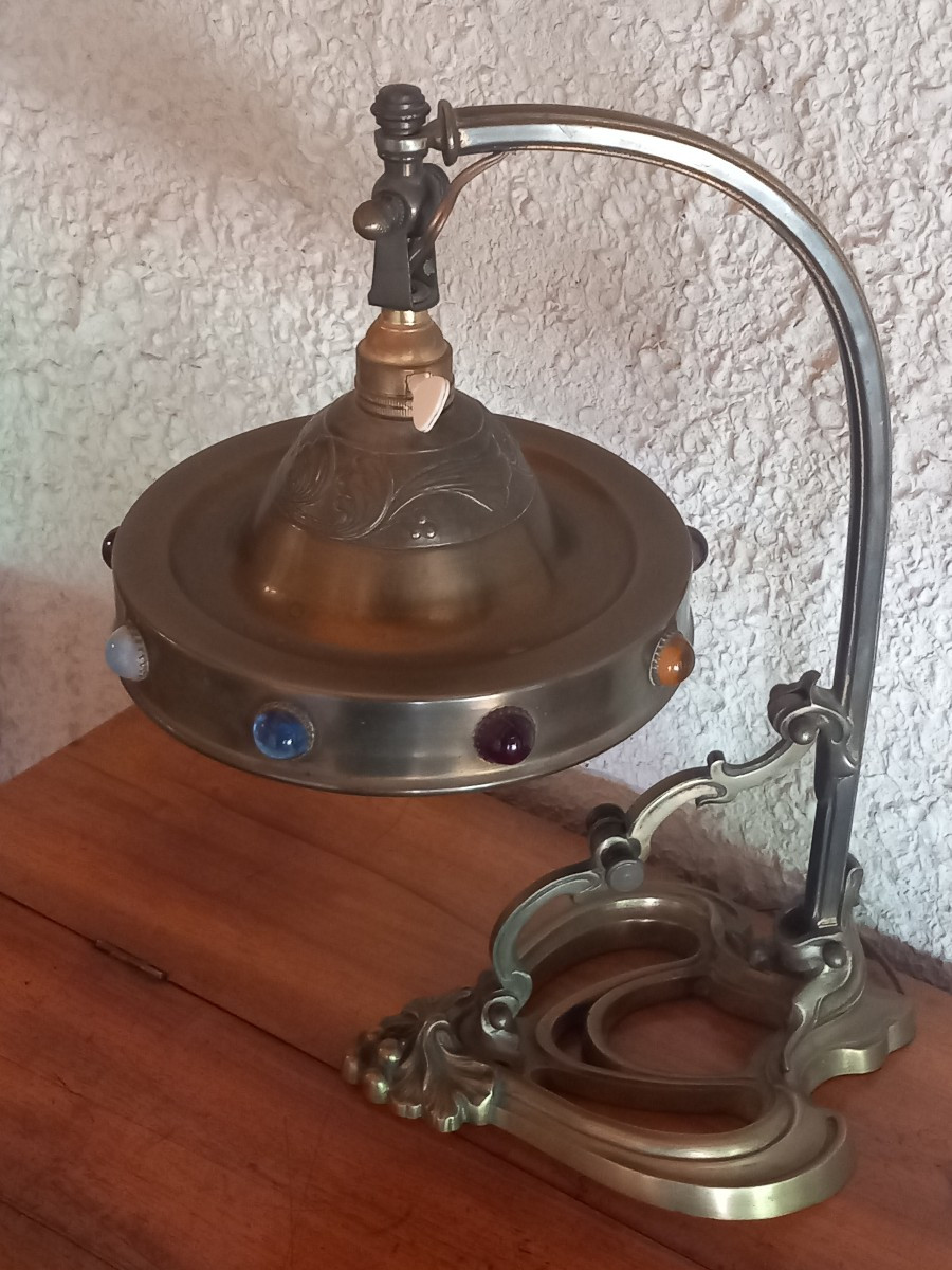 Lampe de bureau Art Nouveau, en bronze et cabochons.