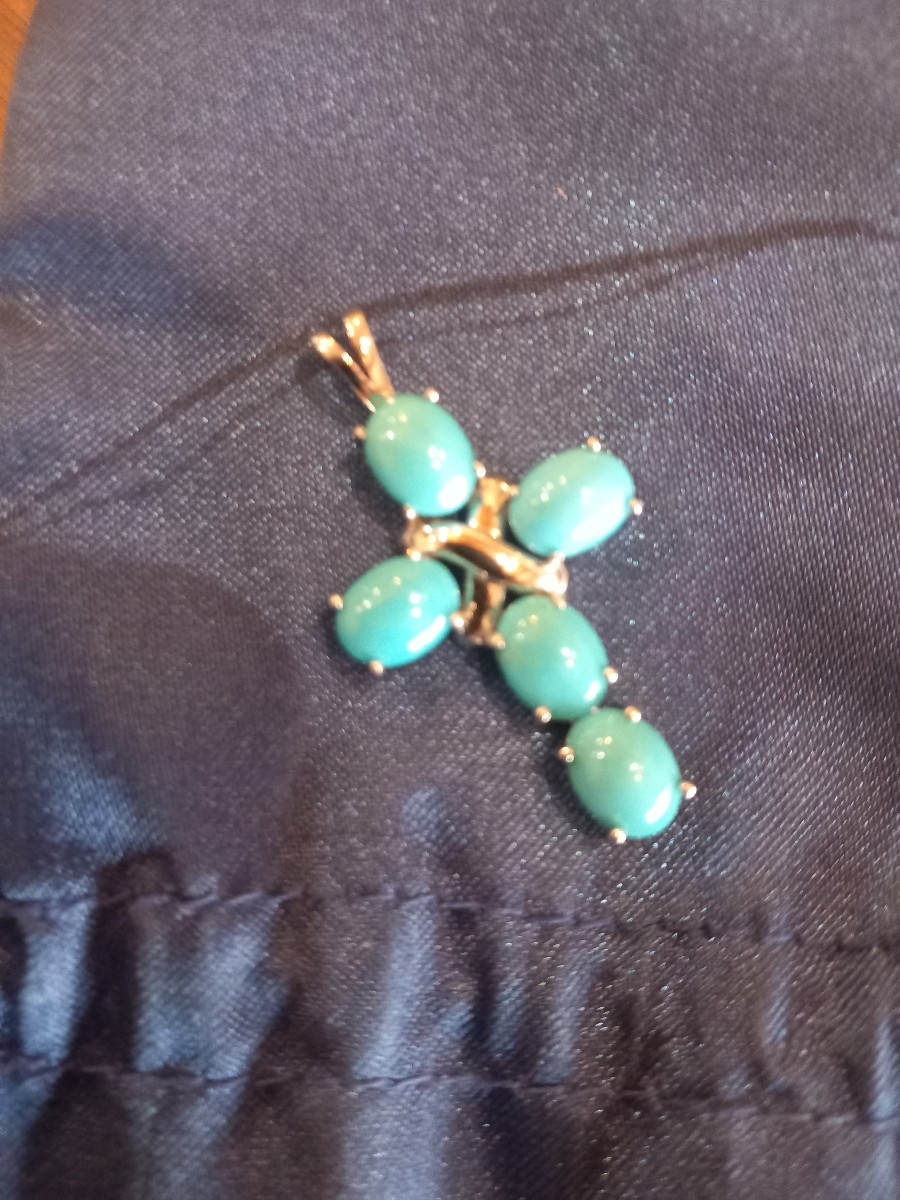 Petite croix en pendentif en argent et turquoises, milieu 20ème.