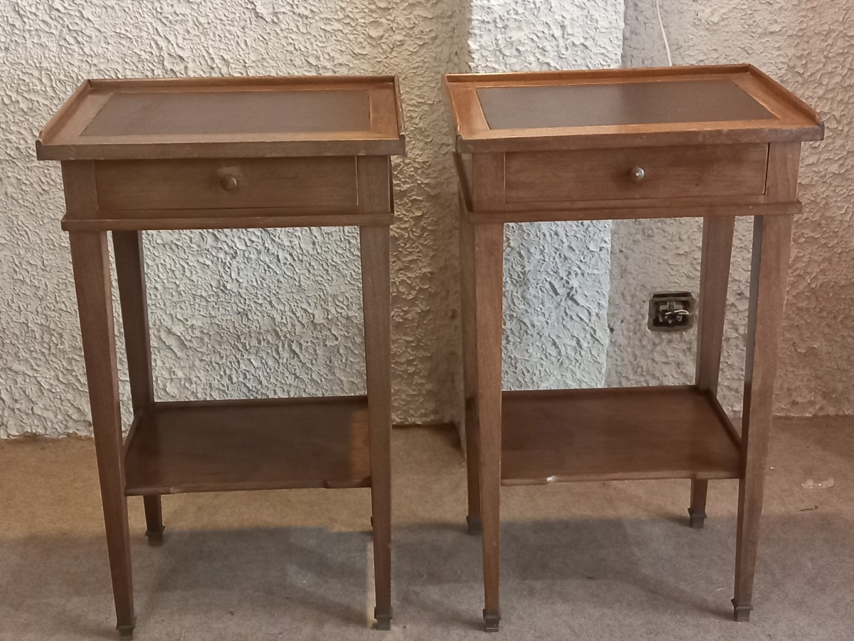 Paire de petites tables Louis XVI, en noyer. Epoque fin 19ème.