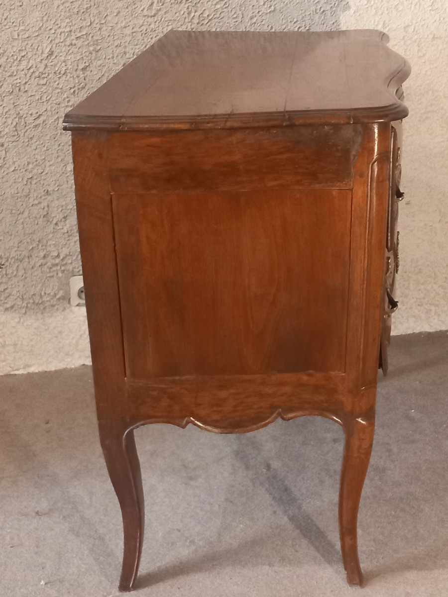 Petite commode 'sauteuse' en noyer. Vallée du Rhône, époque 18ème.-photo-2