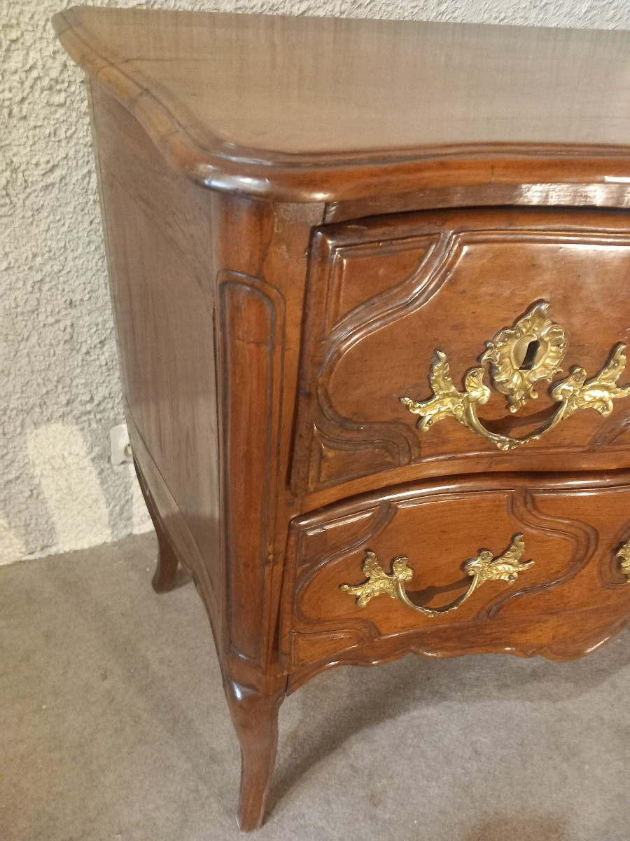 Petite commode 'sauteuse' en noyer. Vallée du Rhône, époque 18ème.-photo-2