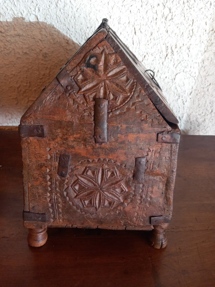 Châsse-reliquaire en mélèze, Savoie ou Queyras, fin 18ème.-photo-2