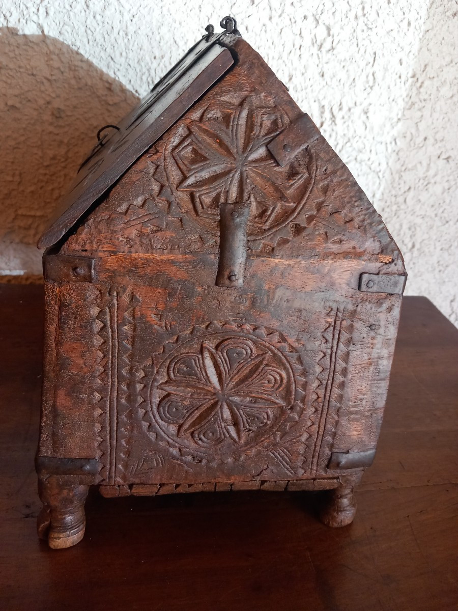 Châsse-reliquaire en mélèze, Savoie ou Queyras, fin 18ème.-photo-4