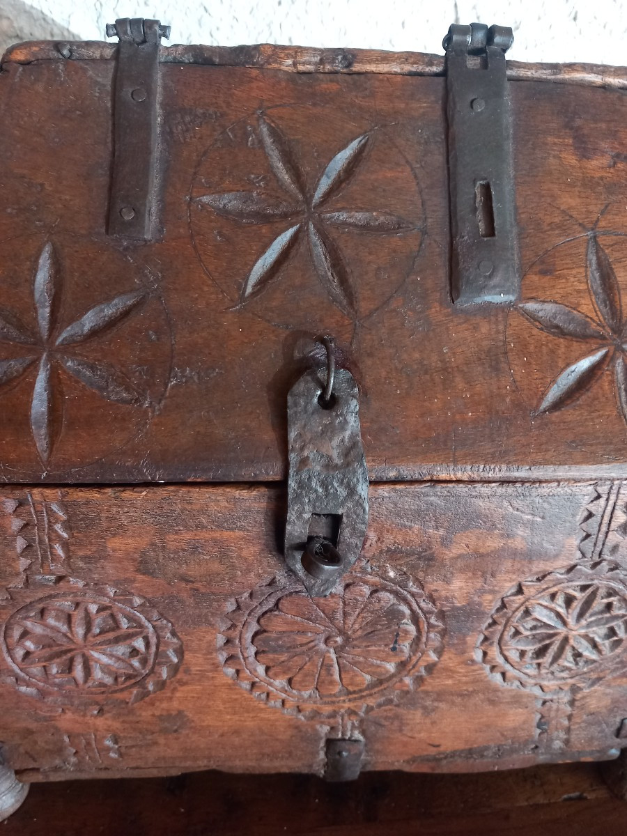 Châsse-reliquaire en mélèze, Savoie ou Queyras, fin 18ème.-photo-1