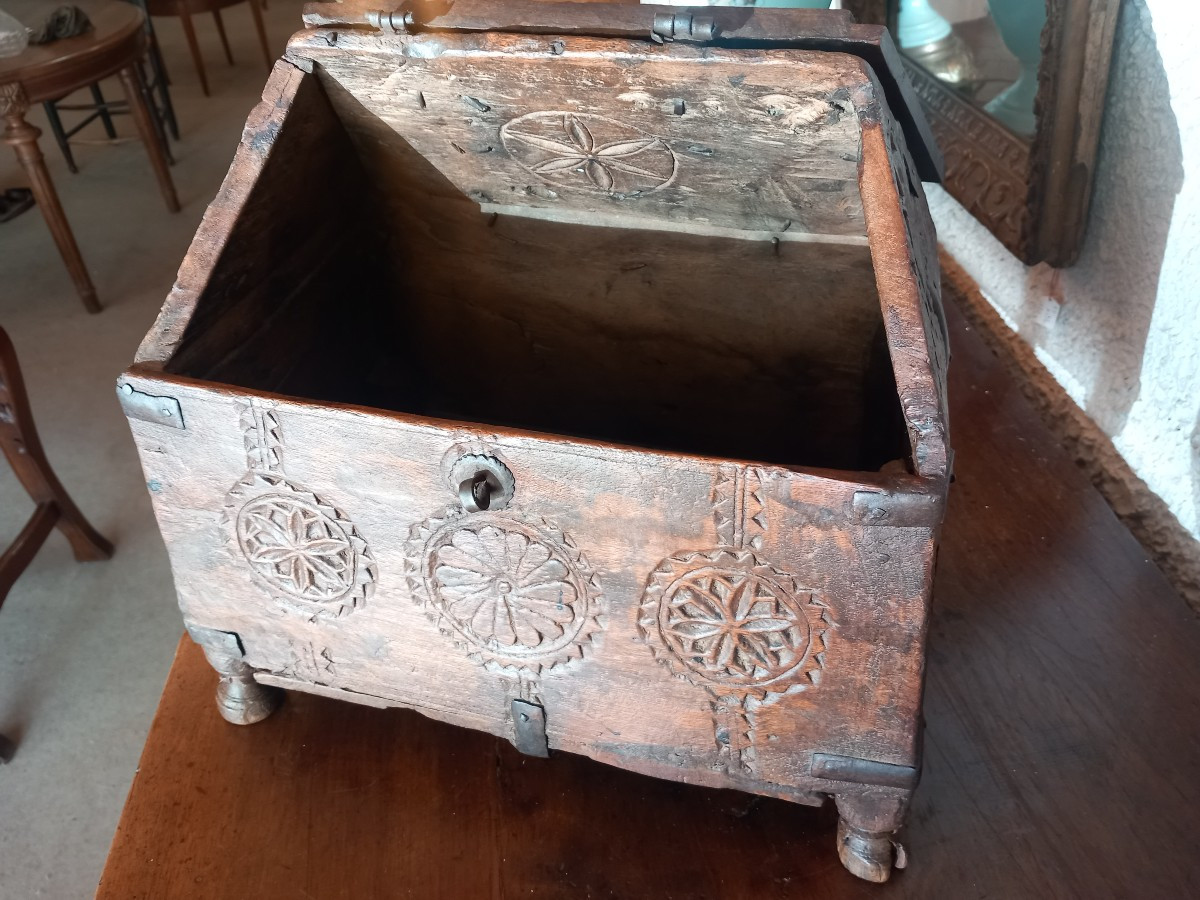 Châsse-reliquaire en mélèze, Savoie ou Queyras, fin 18ème.-photo-2