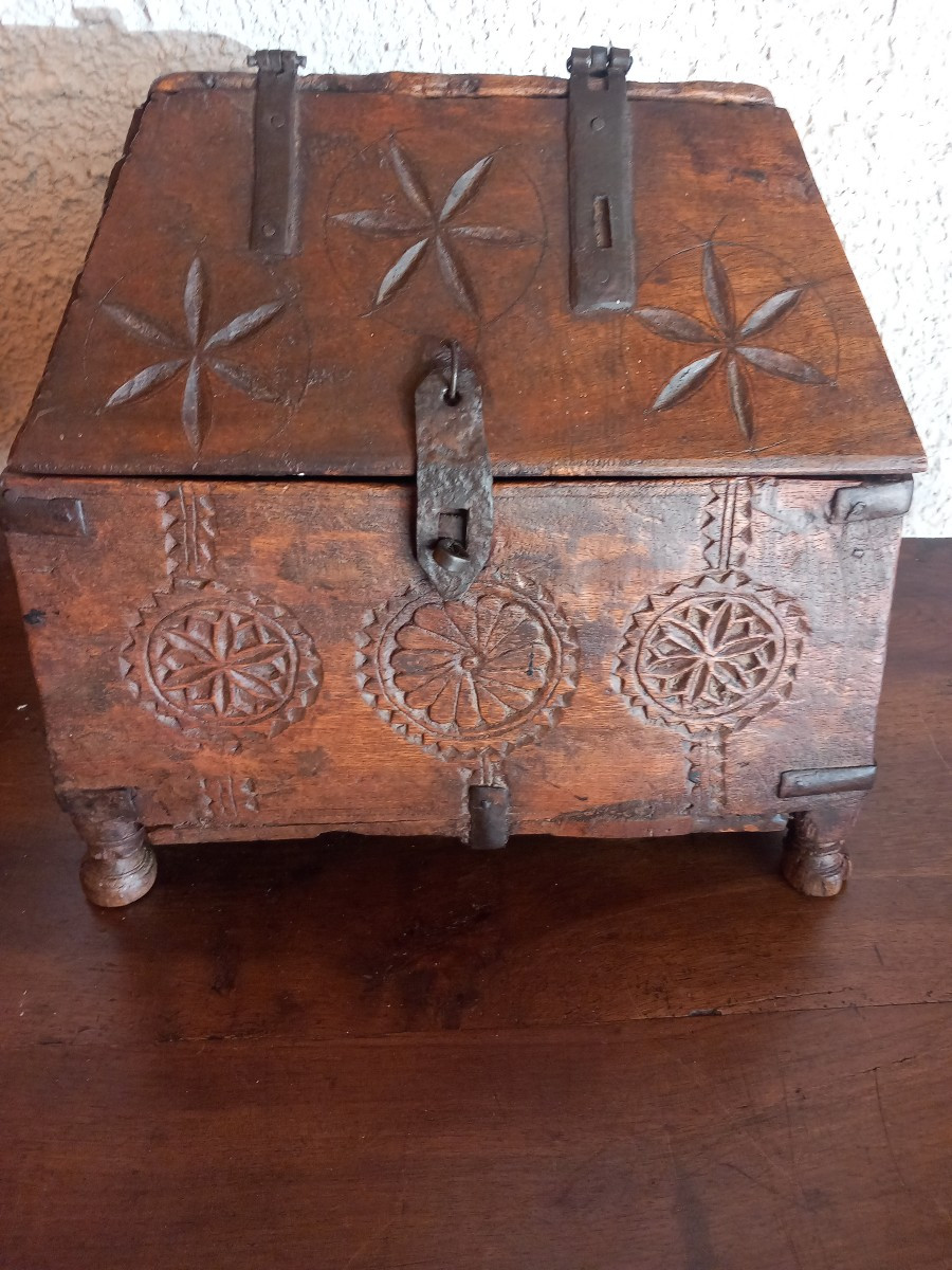 Châsse-reliquaire en mélèze, Savoie ou Queyras, fin 18ème.