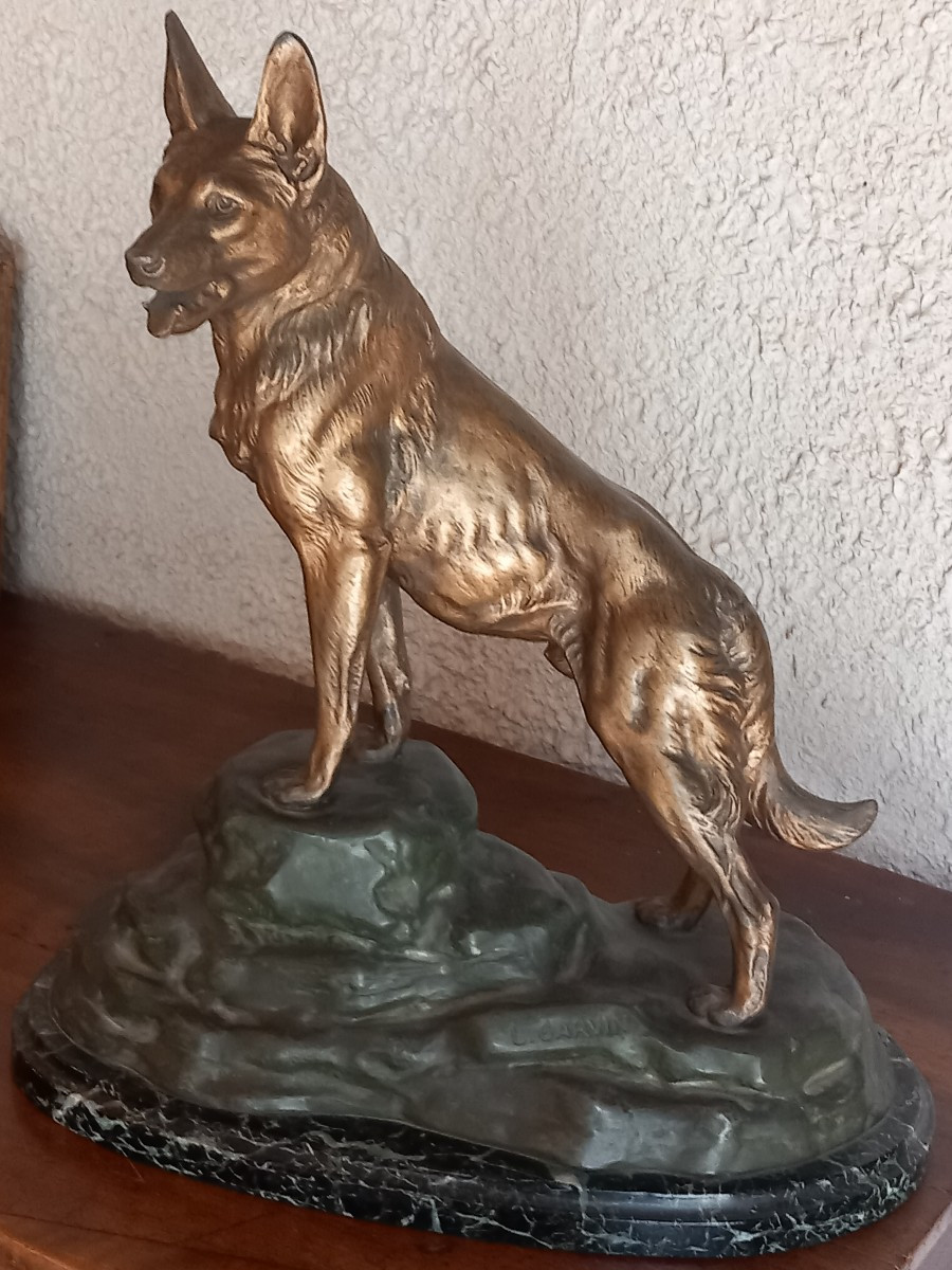 "Le loup à l'arrêt " régule signé "L. CARVIN".