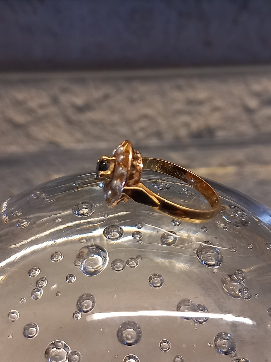 Bague circulaire en or 18k, au centre un saphir entouré d'un rang de demi perles.-photo-2
