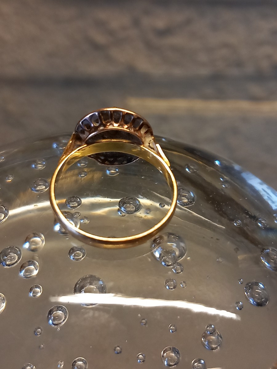 Bague circulaire en or 18k, au centre un saphir entouré d'un rang de demi perles.-photo-3