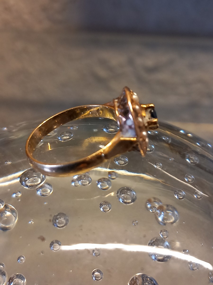 Bague circulaire en or 18k, au centre un saphir entouré d'un rang de demi perles.-photo-4