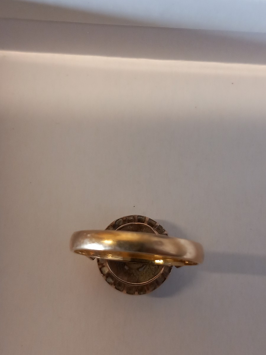Bague circulaire en or 18k, au centre un saphir entouré d'un rang de demi perles.-photo-2