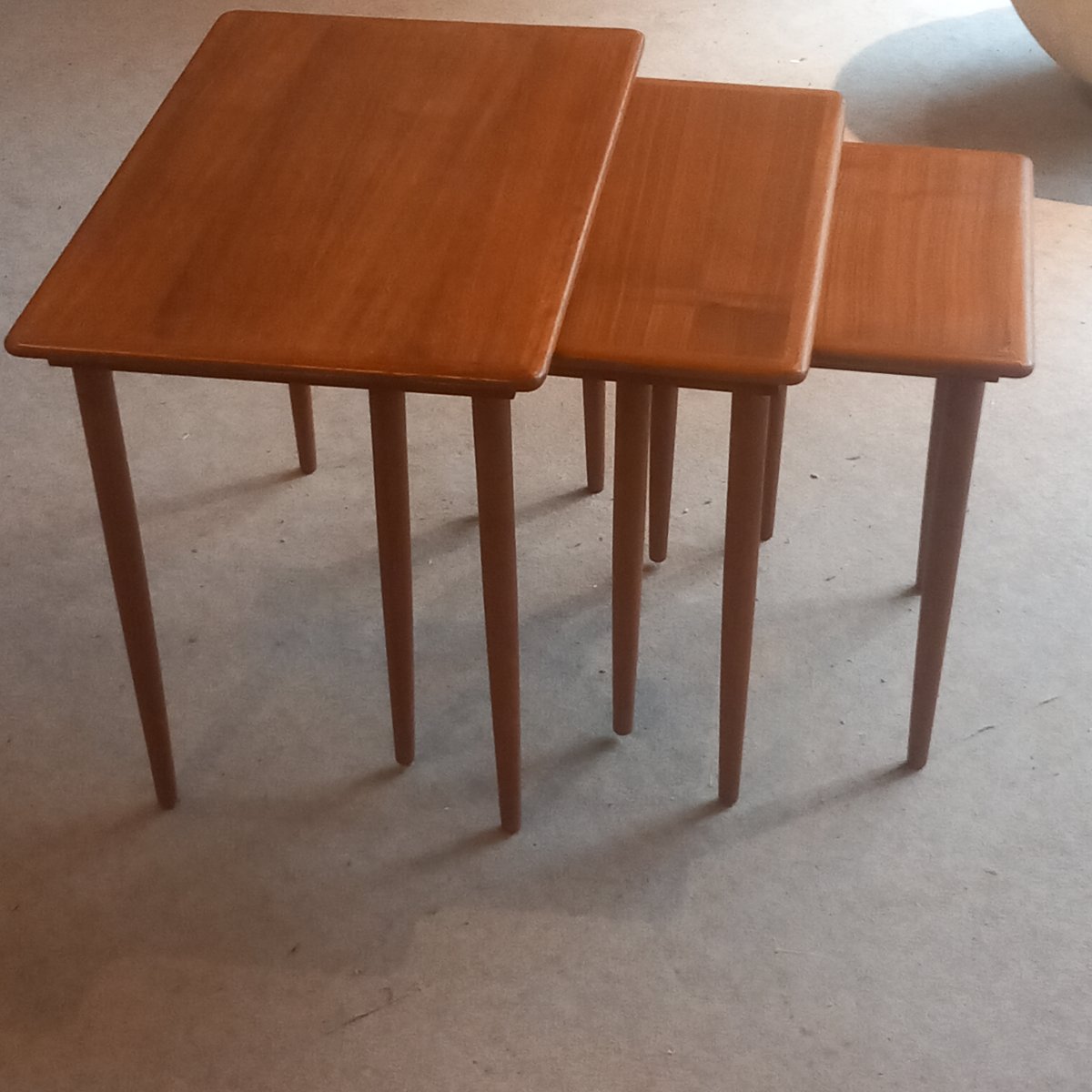 Suite de trois tables gigognes, Vintage danois des années 50-60, marqué "DANISH".-photo-2