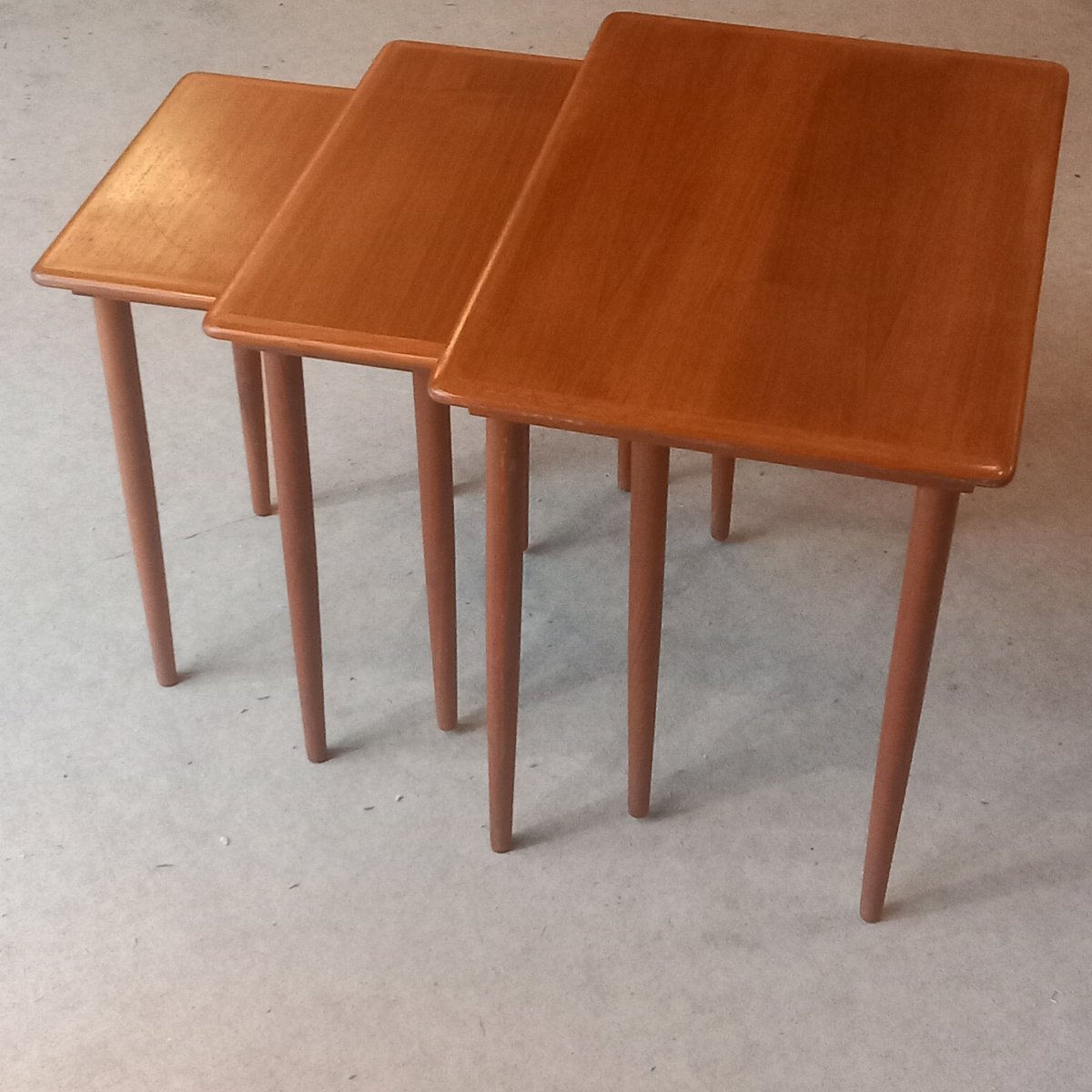 Suite de trois tables gigognes, Vintage danois des années 50-60, marqué "DANISH".-photo-3