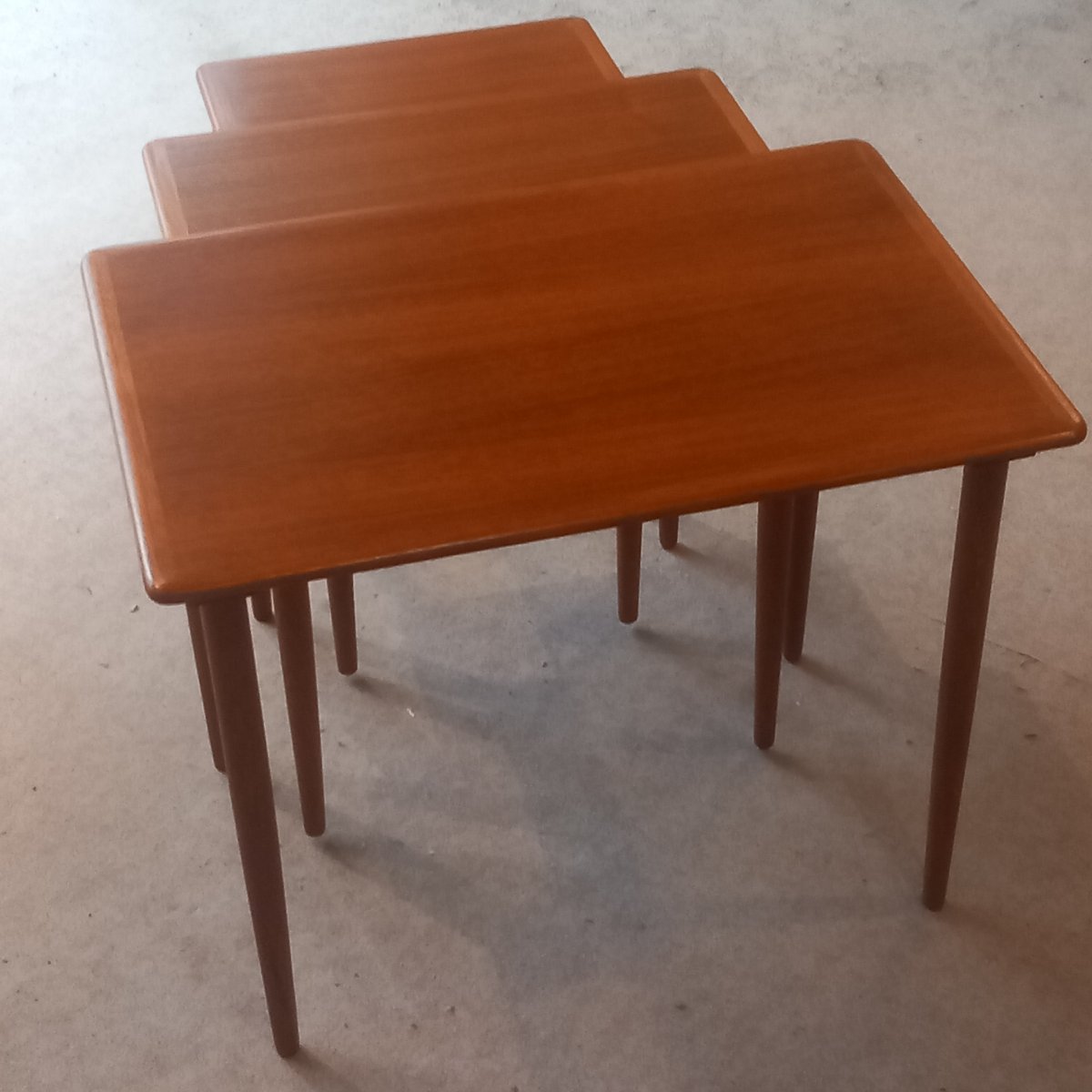 Suite de trois tables gigognes, Vintage danois des années 50-60, marqué "DANISH".-photo-4