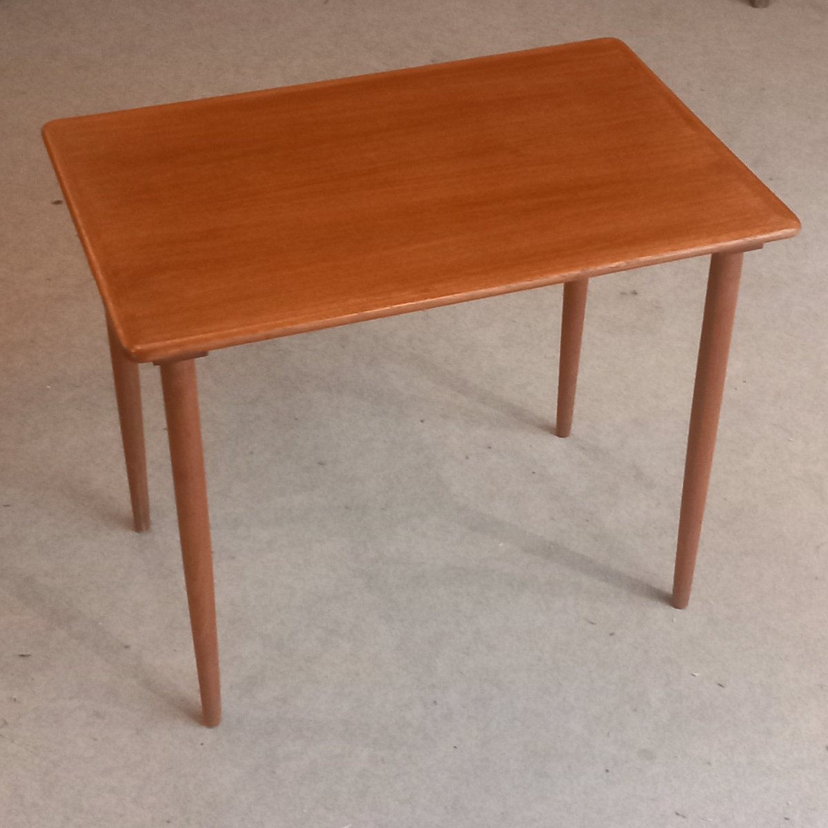 Suite de trois tables gigognes, Vintage danois des années 50-60, marqué "DANISH".-photo-1