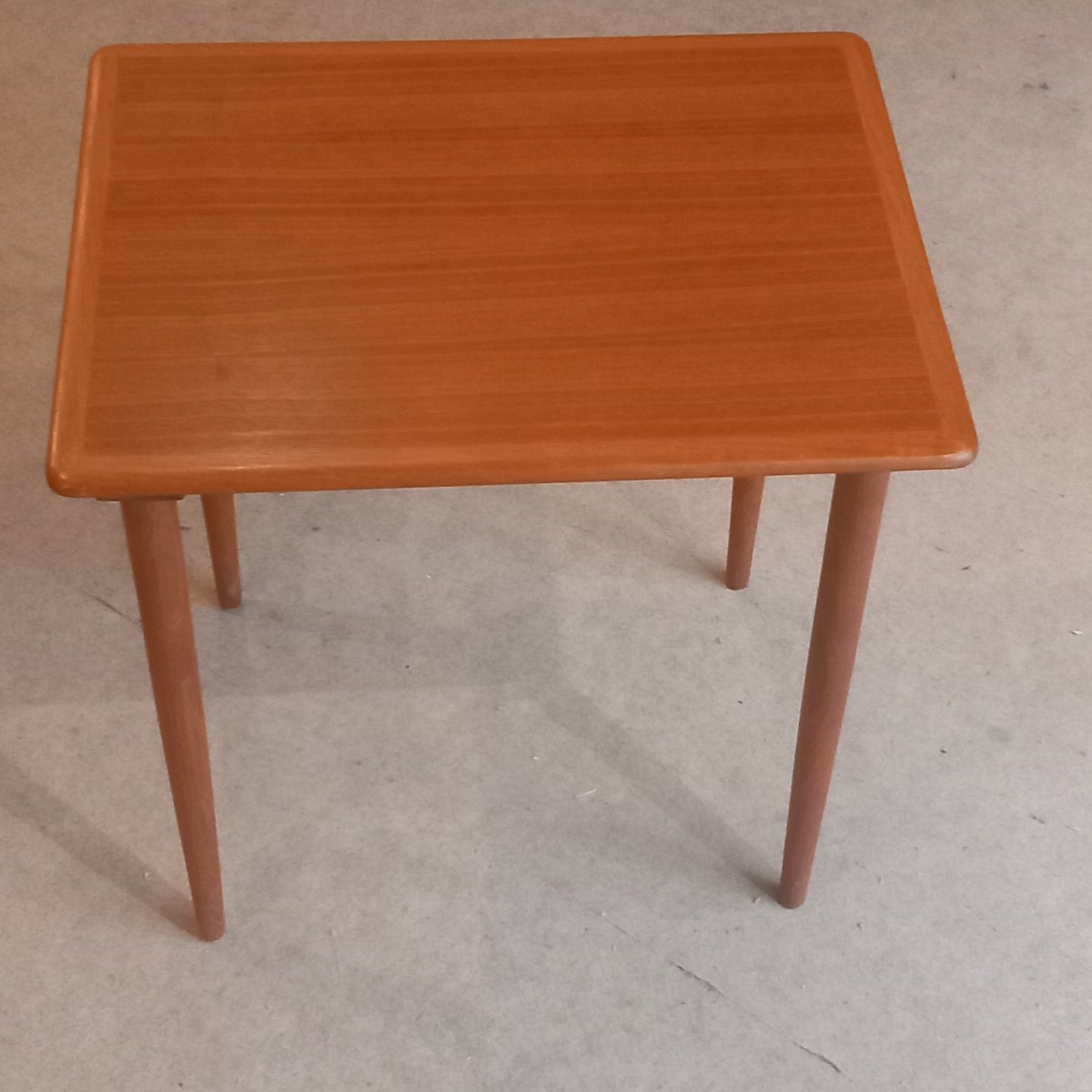 Suite de trois tables gigognes, Vintage danois des années 50-60, marqué "DANISH".-photo-3