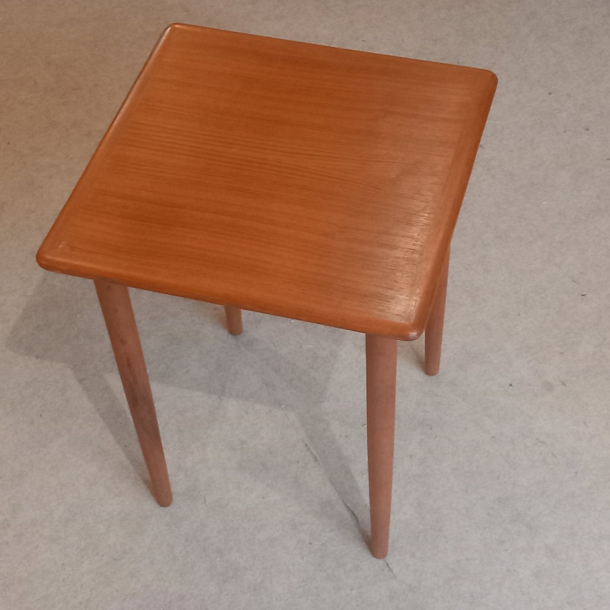 Suite de trois tables gigognes, Vintage danois des années 50-60, marqué "DANISH".-photo-5