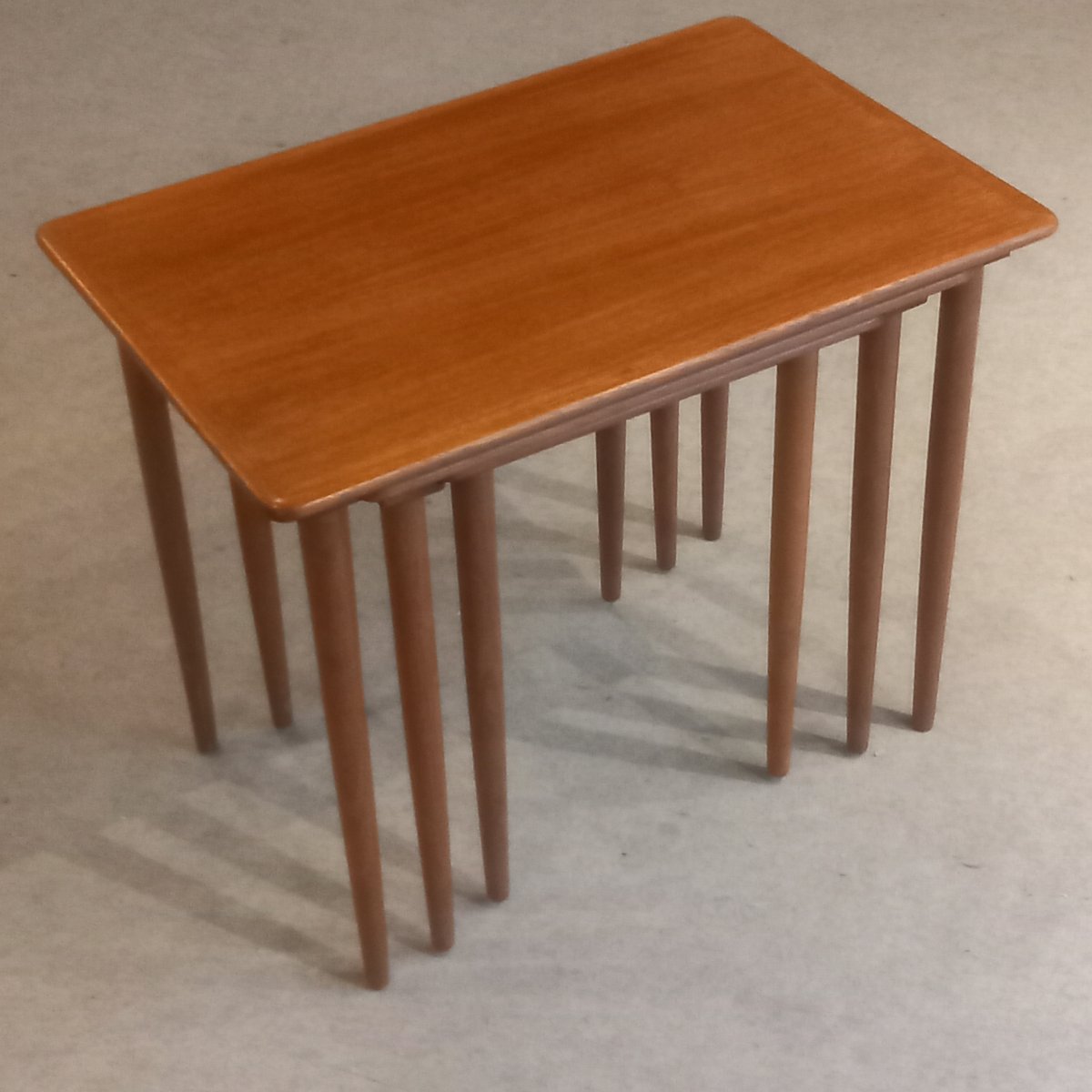 Suite de trois tables gigognes, Vintage danois des années 50-60, marqué "DANISH".-photo-8