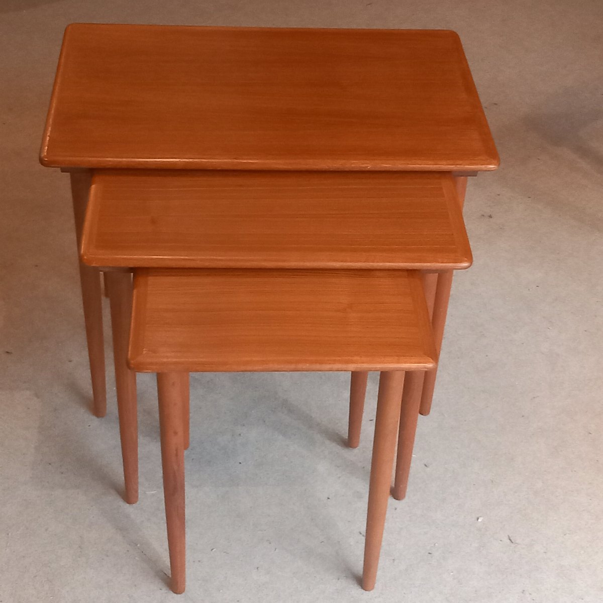 Suite de trois tables gigognes, Vintage danois des années 50-60, marqué "DANISH".