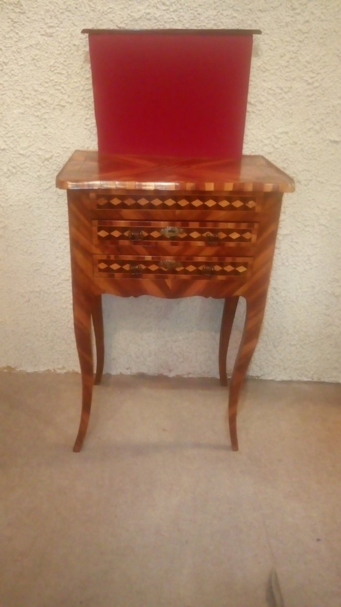 Une petite commode-écran, époque 18ème.