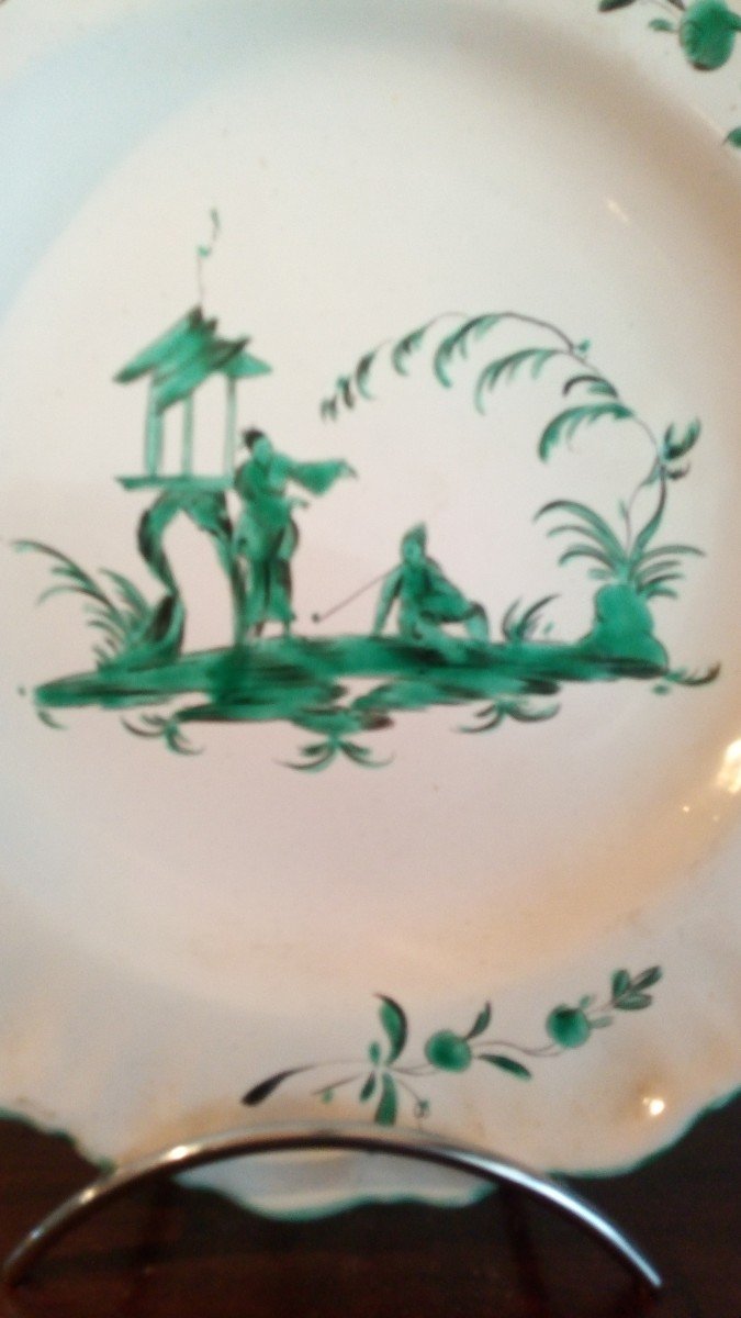 Assiette en faïence de Moustiers, époque 18è, décor aux chinois.-photo-2