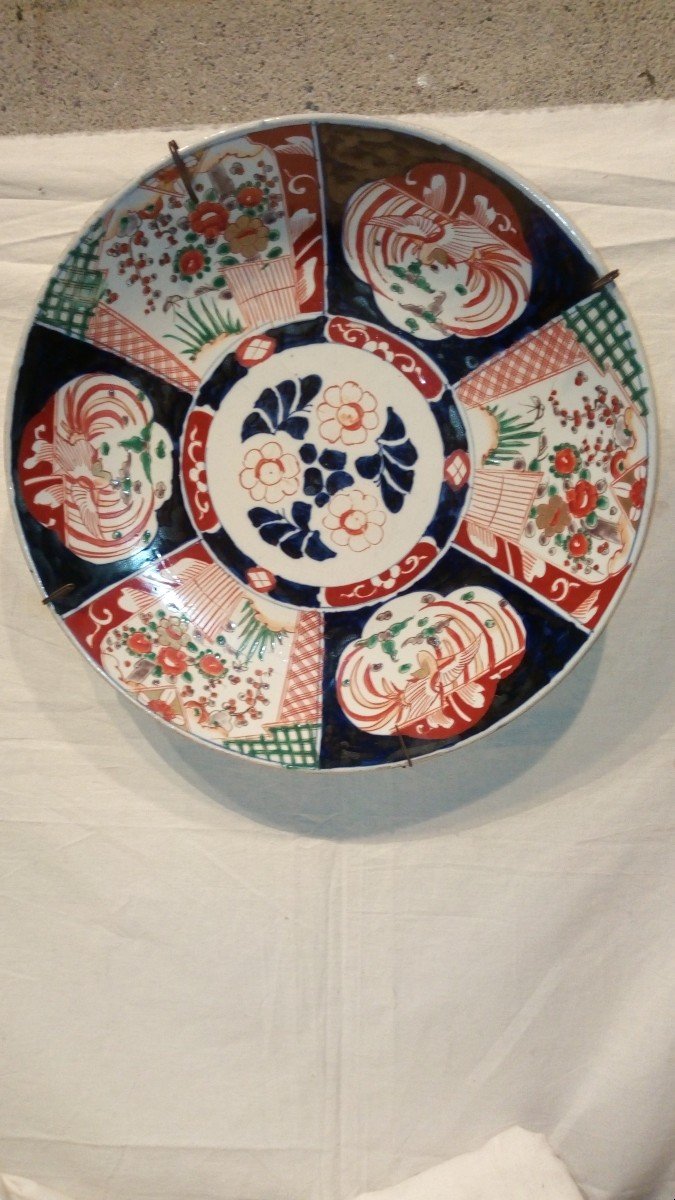 Grand plat rond, porcelaine d'Imari.