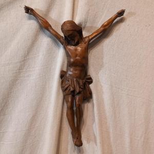 Christ en croix, en tilleul patiné, Provence, époque 18ème.
