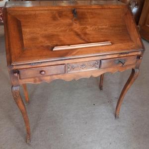Petit bureau de pente en noyer, Languedoc époque 18ème.