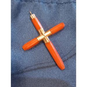 Jolie croix en pendentif, en or et corail, début 20ème.